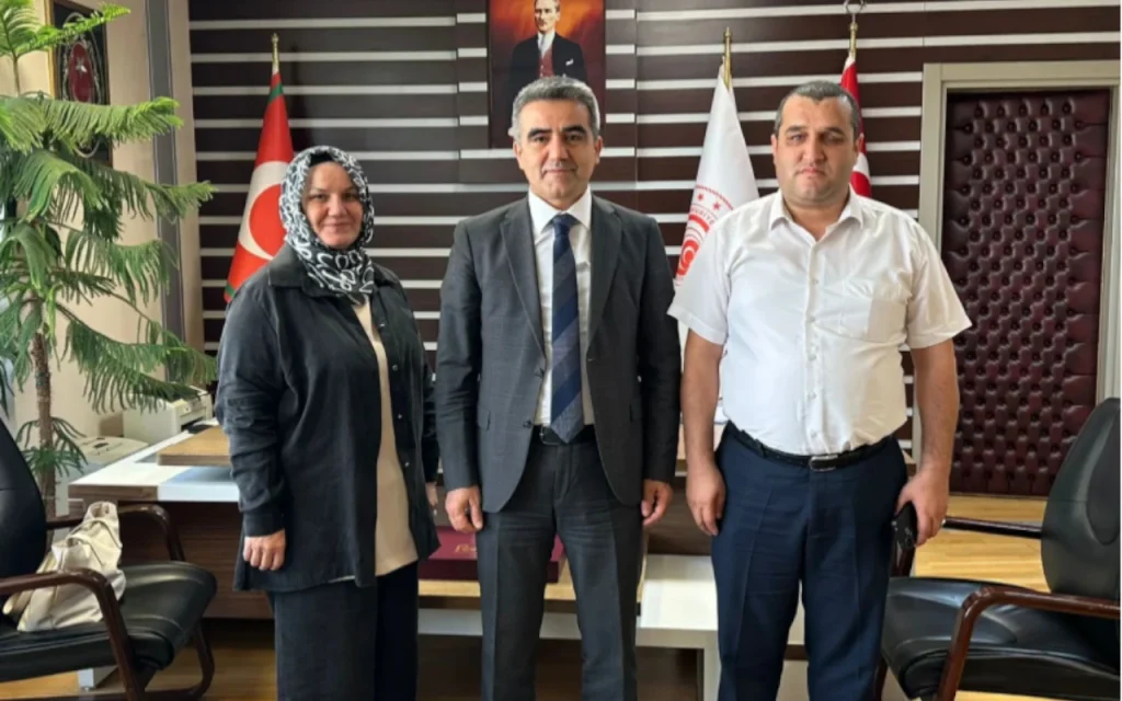 Umut Kooperatifi yönetimi Gümrükler Genel Müdürü Mustafa Gümüş ile birlikte